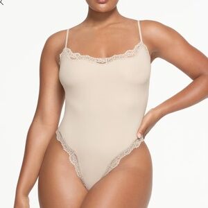 SKIMS Fits Everybody Lace CAMI BODYSUIT - color MICA